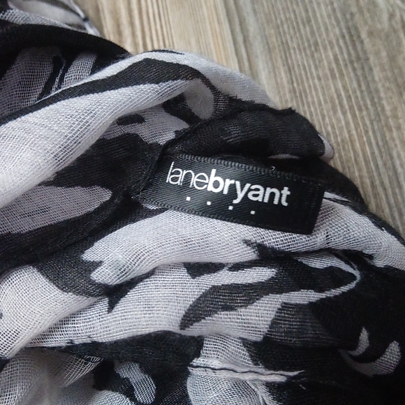 Lane Bryant Black & White Floral Pattern Print Lightweight Infinity Scarf - Picture 3 of 9